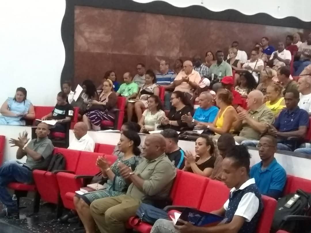 InesMChapman's tweet photo. Participamos en sesión de trabajo de la asamblea del poder popular del municipio Marianao, se informa sobre la situación del abasto de agua en el territorio. Los delegados opinan sobre cómo se va restablecido el servicio y las dificultades. Comunicación sistemática #CubaPorLaVida https://t.co/tzCBg6vJ3a