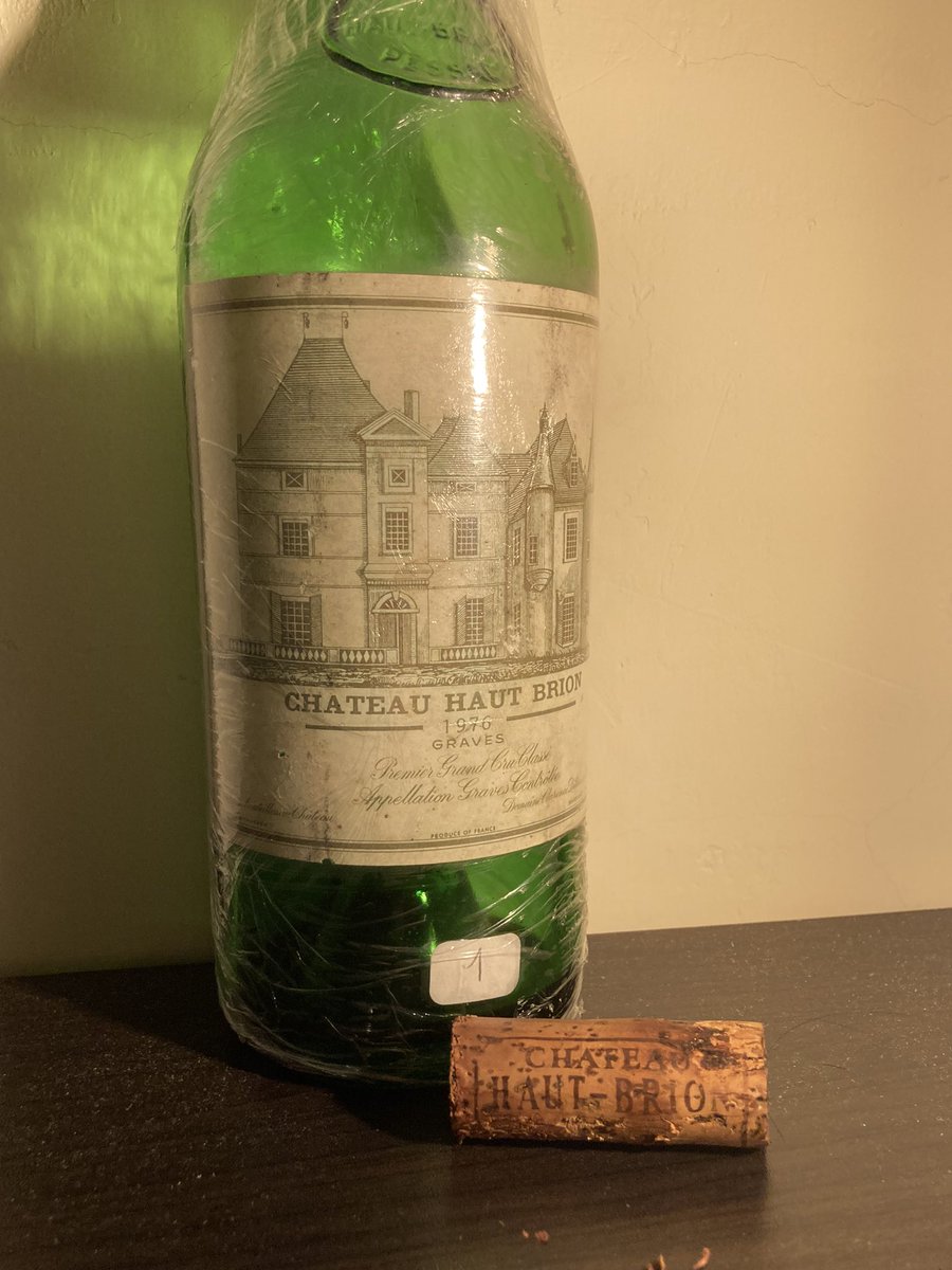 #工作記事💼
1976 Château Haut-Brion 
47歲的老波爾多
目前開到最老的紅酒，木塞都已經快分解了！
杯中香氣有雪松、菸草、皮革跟一點紹興
很特別，但不太是我的菜🥺
#ChâteauHautBrion #Bordeaux #PessacLéognan