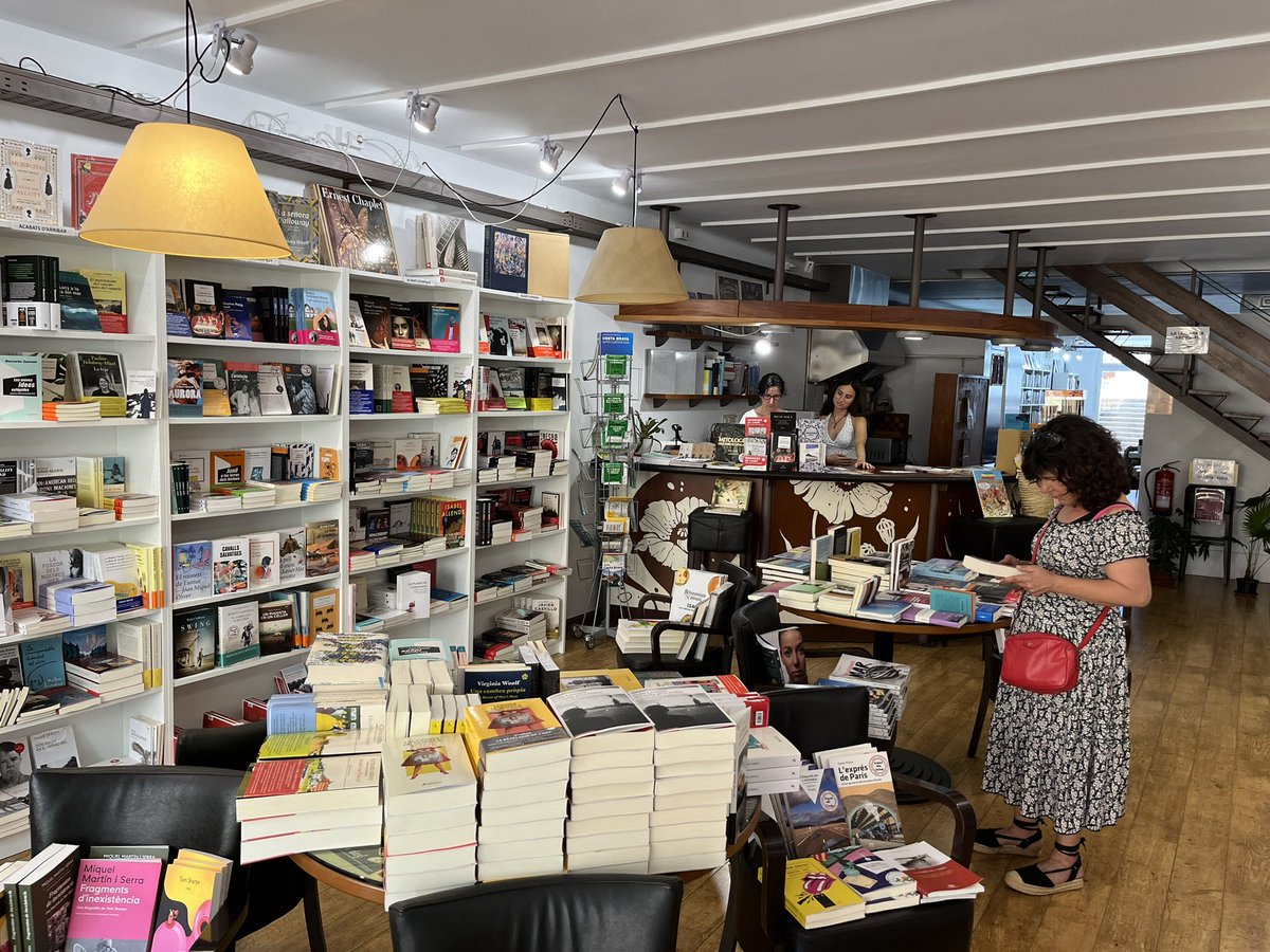 nuvol_com's tweet image. Per fi Palafrugell té la llibreria que es mereix. Gràcies @Nollegiu