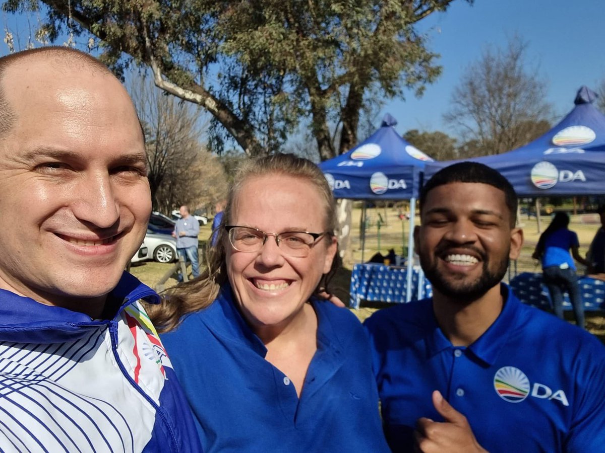 jozi117's tweet photo. Door to door campaigning in Bordeaux, #Ward102, ahead of the 23 August by-election. 

@Our_DA @DA_JHB @darrenbergman @MichaelSun168 @LyndaShacks @Mitchonomics @annettedeppe @DavidPotterZA https://t.co/aozGS4OeH9