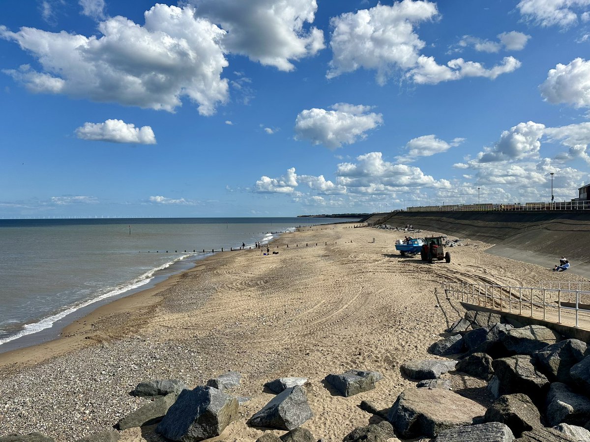 AngellinaBrady's tweet photo. Today’s Walk. Beautiful, the sea breaths waves. #withernseafossil #withernsealifeboat #withernseapier and #withstock https://t.co/3Hv7ZfZnCE