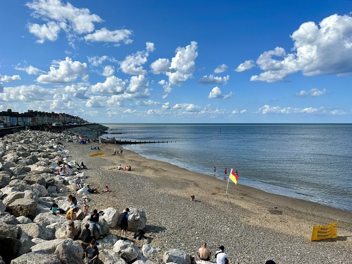 AngellinaBrady's tweet photo. Today’s Walk. Beautiful, the sea breaths waves. #withernseafossil #withernsealifeboat #withernseapier and #withstock https://t.co/3Hv7ZfZnCE