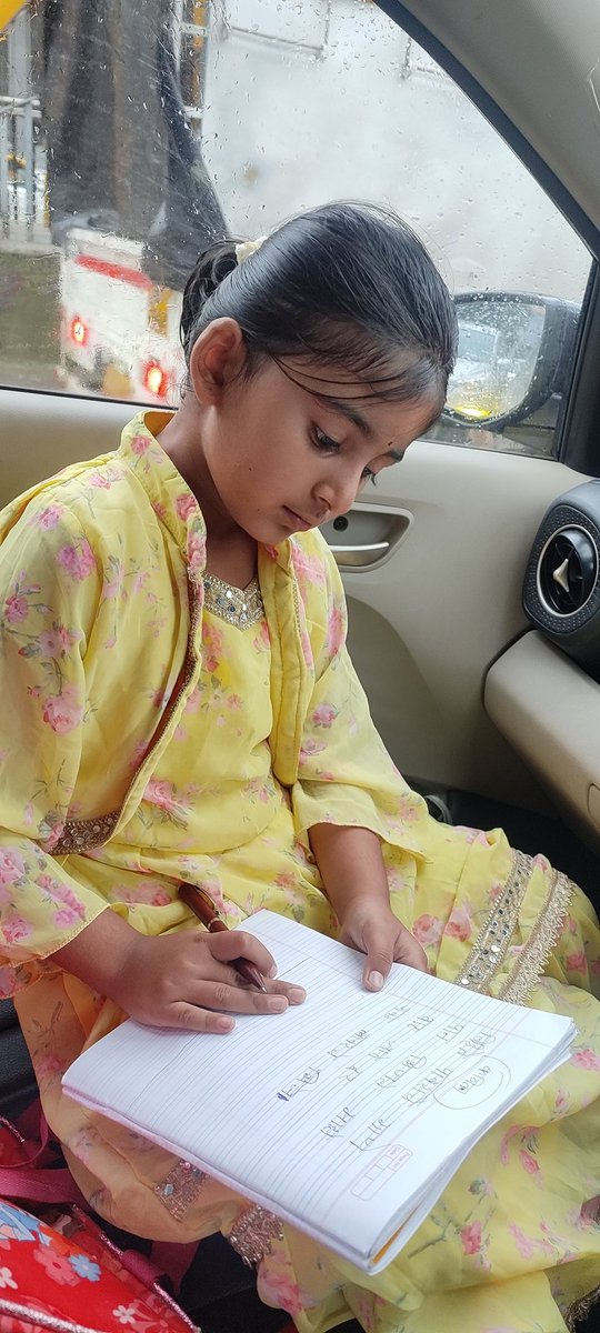 K00lkarni's tweet photo. आज गाडीत नेहमीप्रमाणे"सांग सख्या रे" ऐकत होतो, अचानक चालत्या गाडीत मुलीने वही काढली आणि वहीच्या मागच्या पानावर ही कविता (चारोळी) लिहिली. मुलगी फक्त ६ वर्षांची आहे आणि इंग्रजी माध्यमात शिकते, पण मराठी संस्कार पक्के आहेत 😇 
#कमाल @KulkarniSaleel @MeSandeepKhare @ksinamdar https://t.co/tJQVGW7Zmx