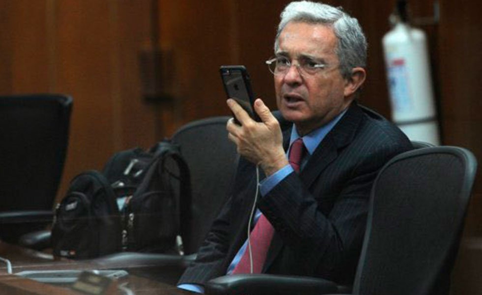 -Barbosa: ¿Aló presidente?

-Uribe: Francisquito, hijito, hay que tapar lo de Ecopetrol...se acaba el uribismo donde esa vaina se sepa...

-Barbosa: Tranquilo mi presidente, mañana mando a arrestar al hijo de Petro y la novia y el domingo todo lo de Ecopetrol se engaveta...