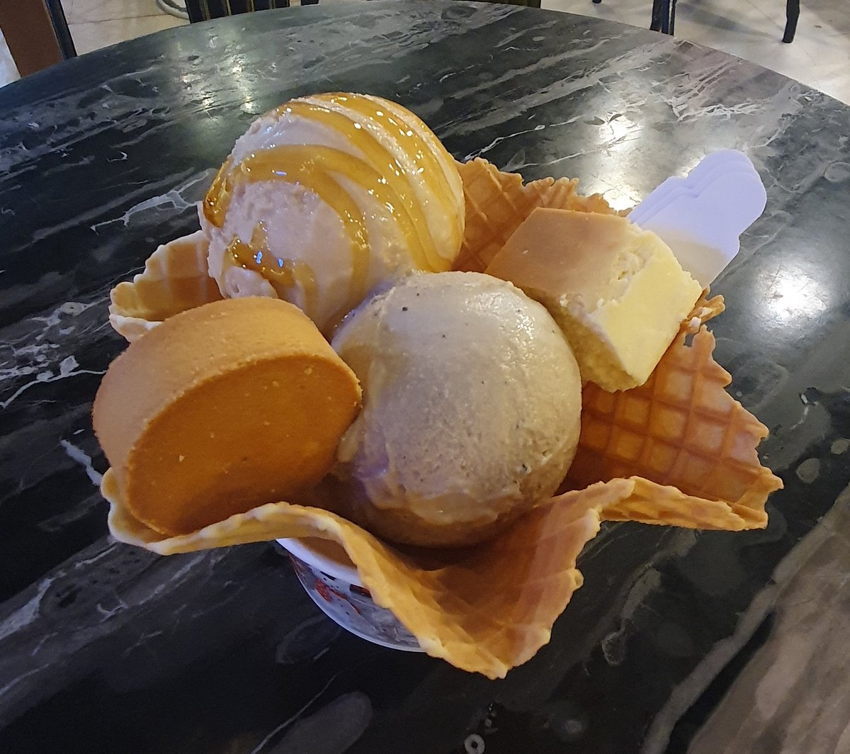 ca_chen629's tweet photo. Ice creams should be a must when you visit the store. https://t.co/XX3jeUcWoe