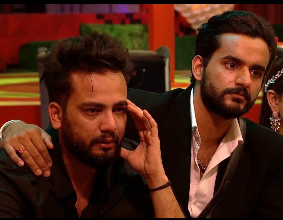 IamYash_0's tweet photo. #ElvishArmy
#AbhishekMalhan𓃵 
Script kharab kar di puri #BiggBosOTT2 😅 
kitna bhi negitive dikha do we support #ElvishYadav𓃵
#AbhishekMalhan𓃵
#SalmanKhan
watch this
 https://t.co/jLv2qpPW8S https://t.co/LLvtTJZn4U