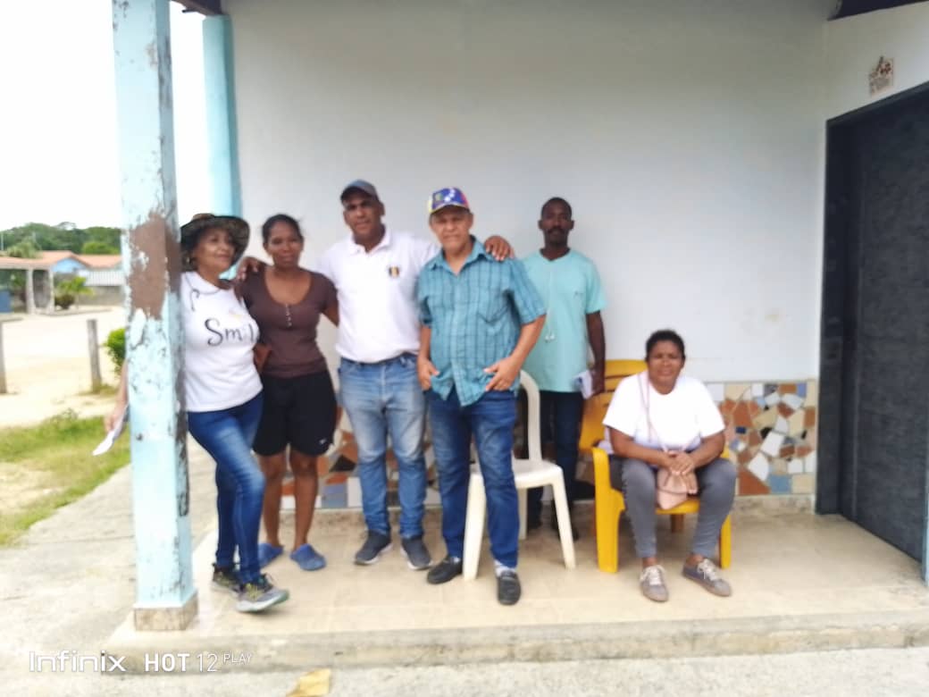 YesidDeJesus6's tweet photo. Valle de la Cruz Río chico Municipio Páez..justo con la compañera Mercedes casa que se escogio en dicha comunidad para centro de votacion el 22 de octubre a la eleccion primaria 👍👍 https://t.co/9iepLp2m0f