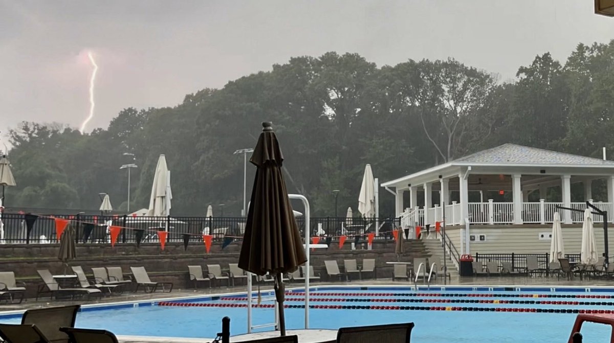 Quite the storm over McLean ⁦<a href="/capitalweather/">Capital Weather Gang</a>⁩