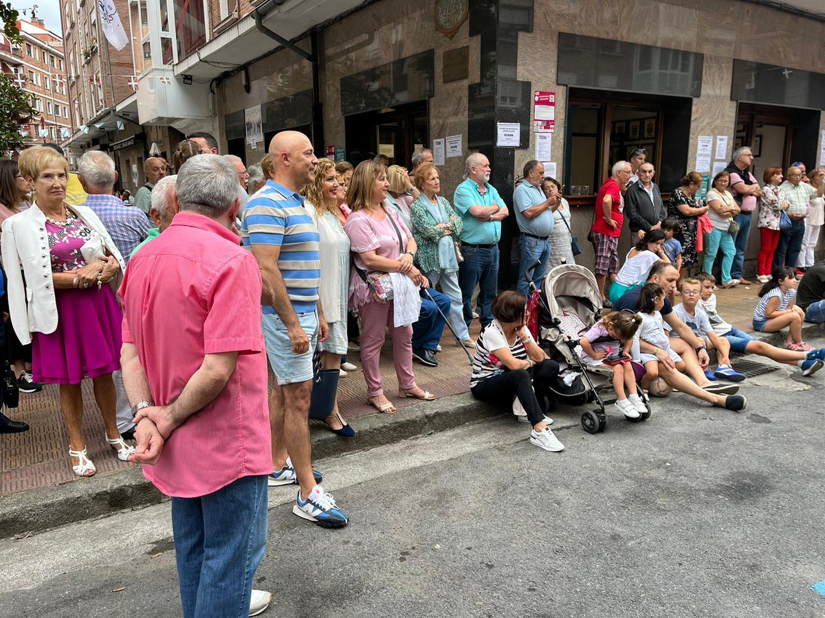 gorabarakaldo's tweet photo. Continúa la conmemoración de Santiago con los actos programados por nuestros amigos y amigas del @centrogalego 

@amaiadelcampoberasategi #alkatea #barakaldo https://t.co/1IkY2X1ZQo