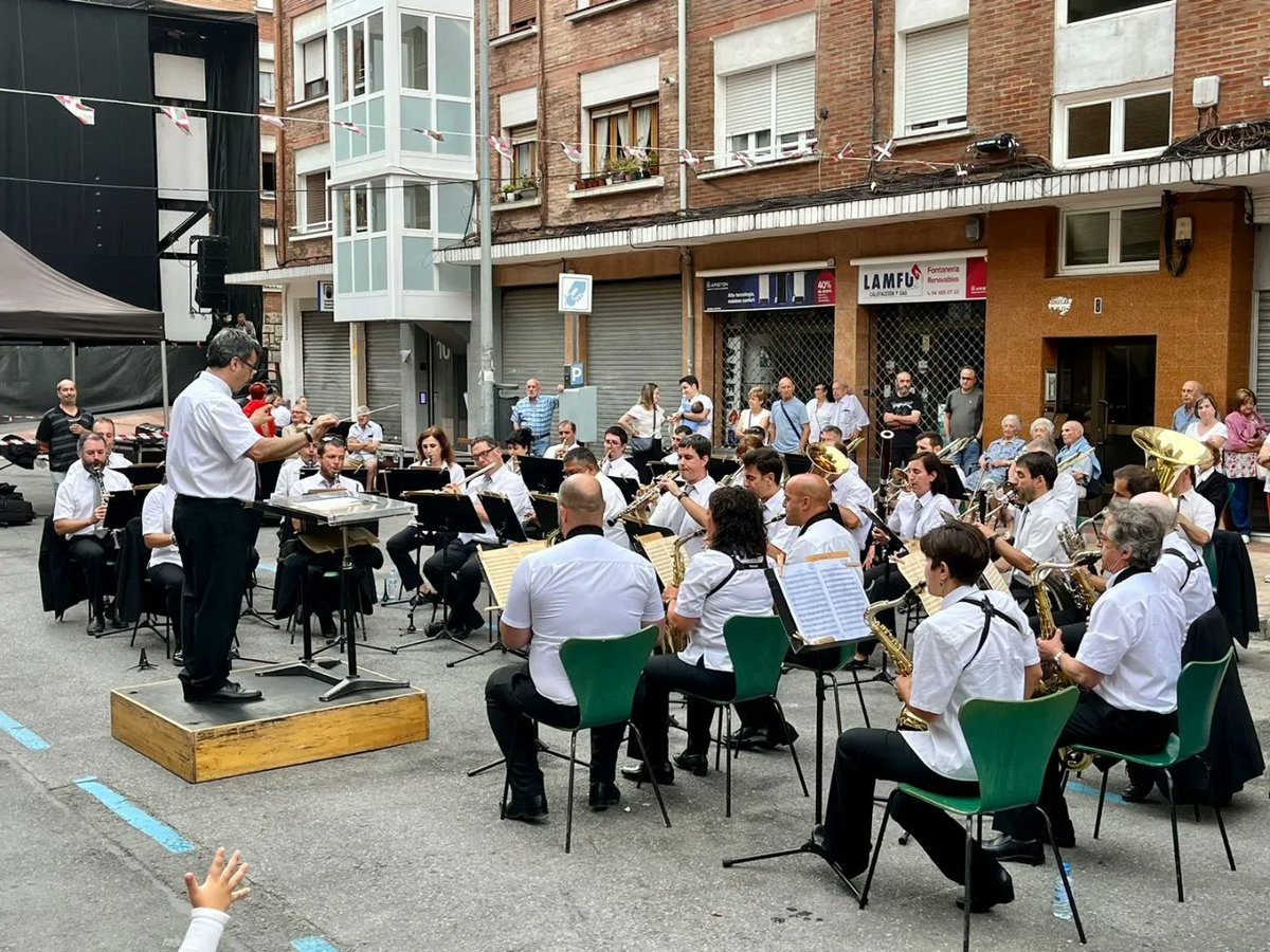 gorabarakaldo's tweet photo. Continúa la conmemoración de Santiago con los actos programados por nuestros amigos y amigas del @centrogalego 

@amaiadelcampoberasategi #alkatea #barakaldo https://t.co/1IkY2X1ZQo