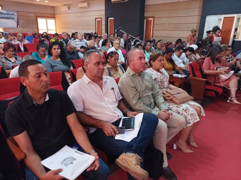 👉Presentes en la Asamblea: Yuniasky Crespo Baquero, Primera Secretaria del #PCC en Mayabeque, y Manuel Aguiar Lamas, Gobernador de la provincia.
#Presupuesto2024 
#FinanzasyPrecios 
<a href="/re/">Re</a>
