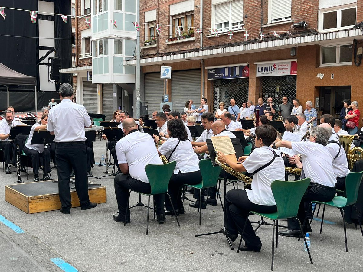 gorabarakaldo's tweet photo. Continúa la conmemoración de Santiago con los actos programados por nuestros amigos y amigas del @centrogalego 

@amaiadelcampoberasategi #alkatea #barakaldo https://t.co/1IkY2X1ZQo