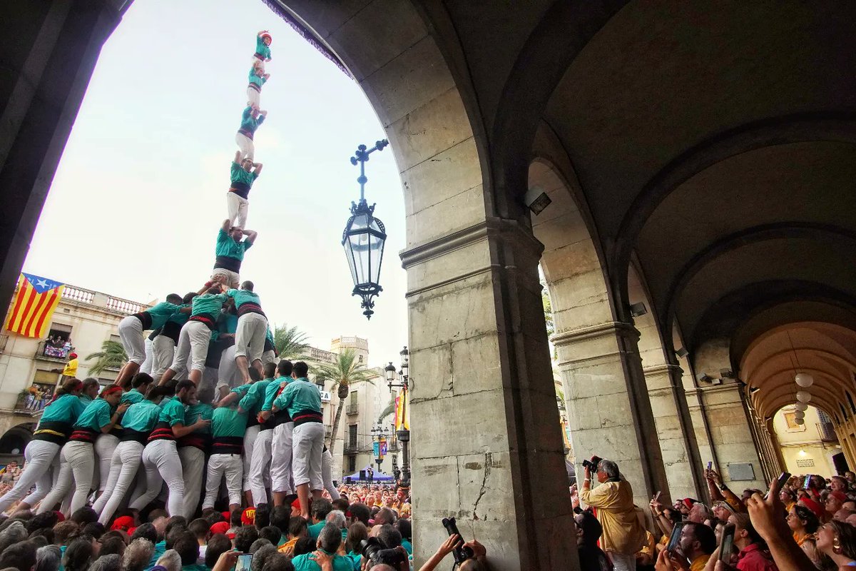 paucorcelles's tweet photo. Gran actuació dels @Verds avui a Vilanova i la Geltrú amb castellots com el p8fm i la torre de 9fm
Moltes felicitats!!!
L'any passat ja vaig provar aquest enfoc, però amb la Canon no me'n vaig ensortir, així que aquest any amb la nova joguina ho he tornat a intentar...
#castells https://t.co/ZdfJA26pLF