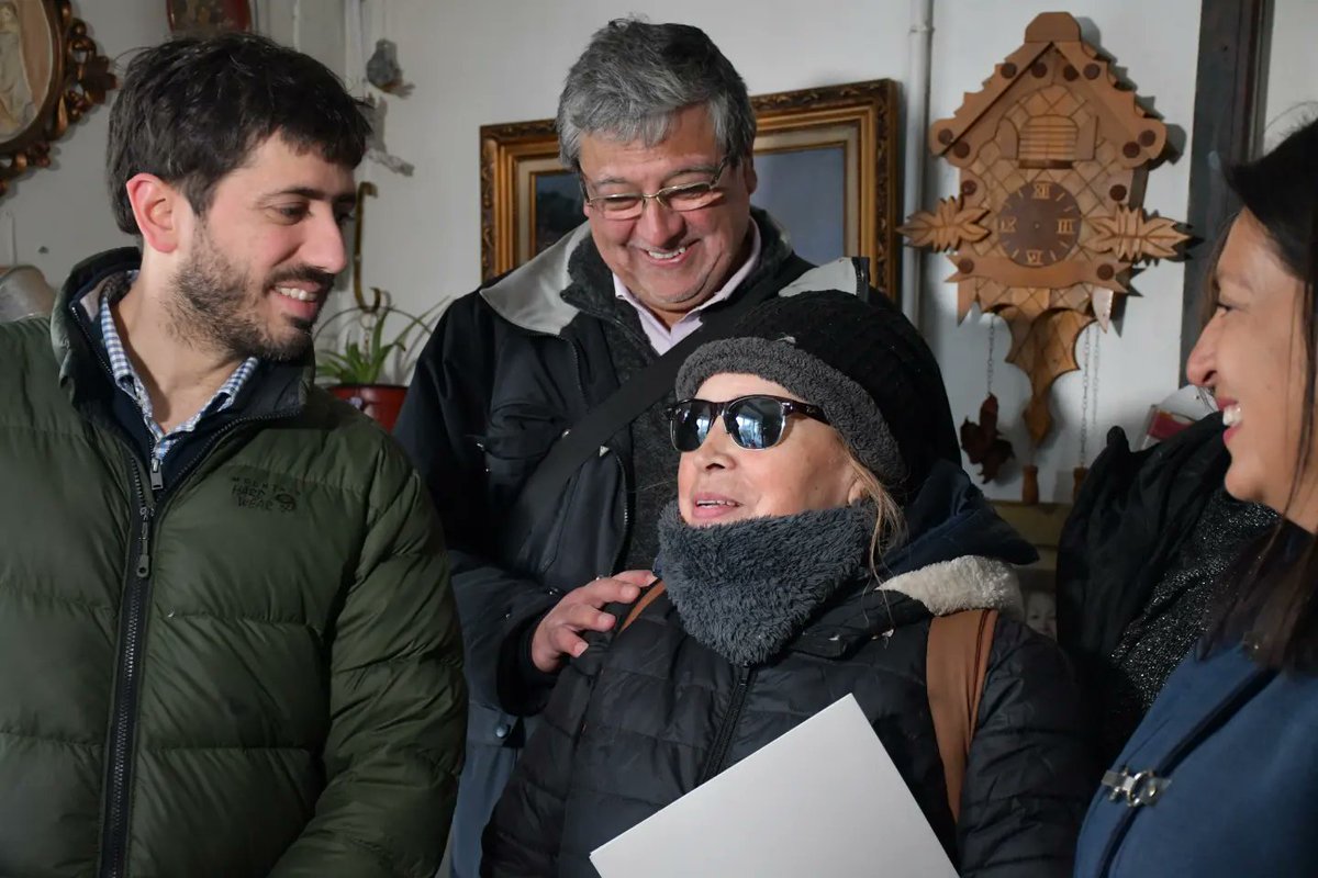 MagallanesBBNN's tweet photo. #TitulodeDominio para Magaly y familia, alegría compartida por vecinas y vecinos #FeriaAlfredoLorca. José Ruiz @DPRMagallanes, Seremi @MagallanesBBNN Sergio Reyes y sus pares de @MMEG_Magallanes y @MintrabChile y mandato seguridad económica y social @GabrielBoric. @javieratoroc https://t.co/vhx63hXwkj