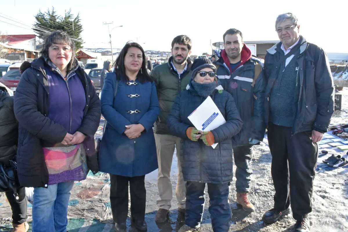 MagallanesBBNN's tweet photo. #TitulodeDominio para Magaly y familia, alegría compartida por vecinas y vecinos #FeriaAlfredoLorca. José Ruiz @DPRMagallanes, Seremi @MagallanesBBNN Sergio Reyes y sus pares de @MMEG_Magallanes y @MintrabChile y mandato seguridad económica y social @GabrielBoric. @javieratoroc https://t.co/vhx63hXwkj