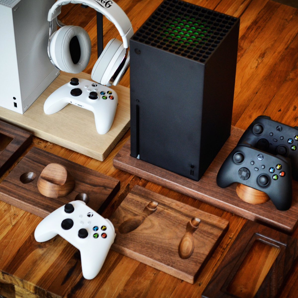 geekmadedesigns's tweet image. A few of our favorite “Designed for Xbox” stands. That means they are certified by the Xbox team to be awesome!!

#designedforxbox #xboxseries #controllerstand #gamingsetup #gamingcommunity