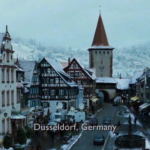 WikiRogi's tweet photo. Since everybody is sharing their favorite cities in Germany, I have to share my hometown Düsseldorf with you, known for its beauty which lead to many depictions in art and culture, such as this famous one in Tim Burton’s “Charlie and the Chocolate Factory” (2005) https://t.co/pjWu5uO01F