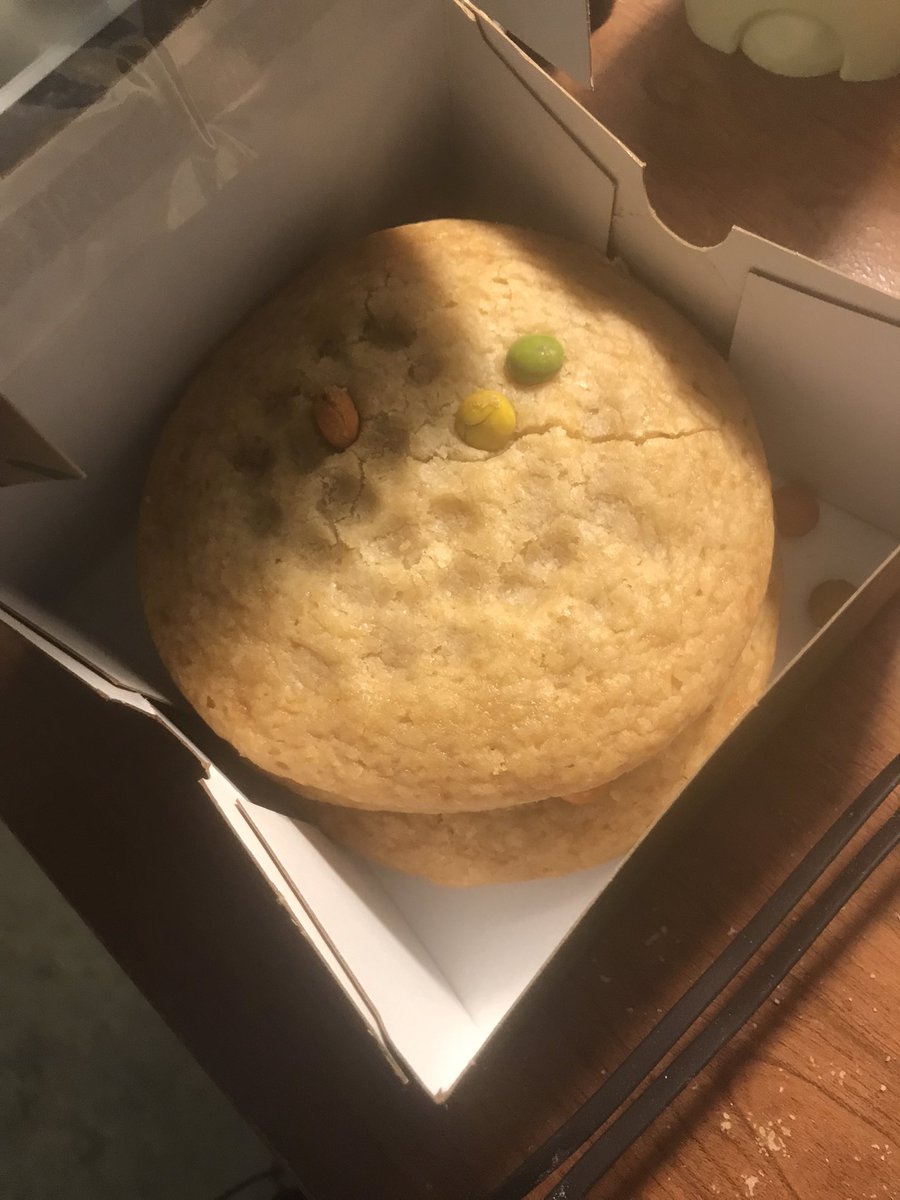 Deathpuff12's tweet photo. These candy cookies ain’t lookin so good 👀 @panerabread https://t.co/v6HmwdNDVY
