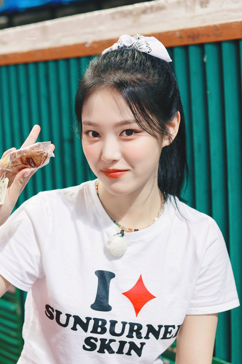 luzdeloona's tweet photo. hyunjin 💛 https://t.co/YP96EbILh9