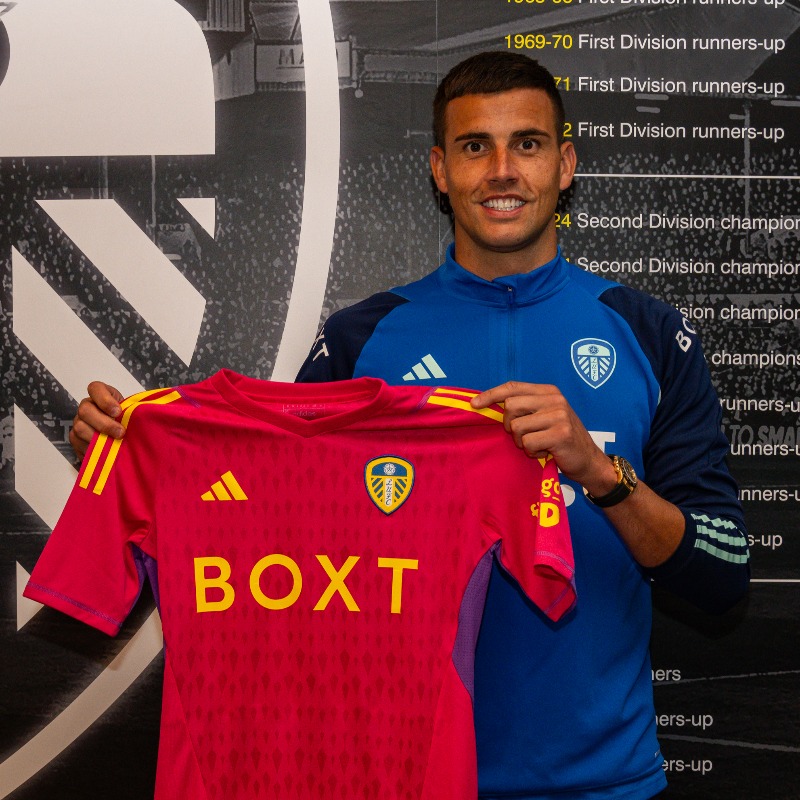 LUFC's tweet photo. 🎁 Want to win an #LUFC goalkeeper shirt signed by our latest signing, @KarlDarlow? Enter via the link below!
