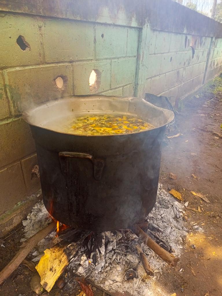 HoffmanJoseV's tweet photo. Hoy realizamos el famoso #SancochoComunitario en las Malvinas #Achaguas #Apure en dónde compartimos con los miembros de la #UBCH y gente de esa Comunidad, además se limpió el campo de juegos 💪🇻🇪
@NicolasMaduro
@dcabellor
@pinfantea 
@PartidoPSUV
@eduardopiate2
@PSUVEnApure https://t.co/lY6ZPMOzm1