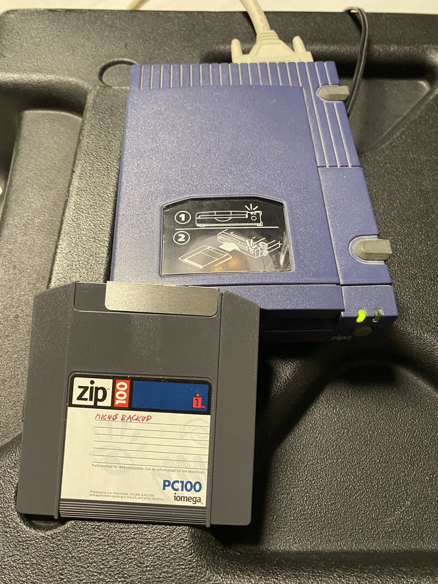 algorhythmus_de's tweet photo. algorhythmus(#Kultur);
Wohoo - back to the 80ies/90ies. My #FloppyDrive runs into error and cannot write on the disk. Time to use futuristic #SCSI connection to backup on #ZipDrive.
I love my Blue Beast @YamahaMusicEU #EX5R https://t.co/si18SpMewM