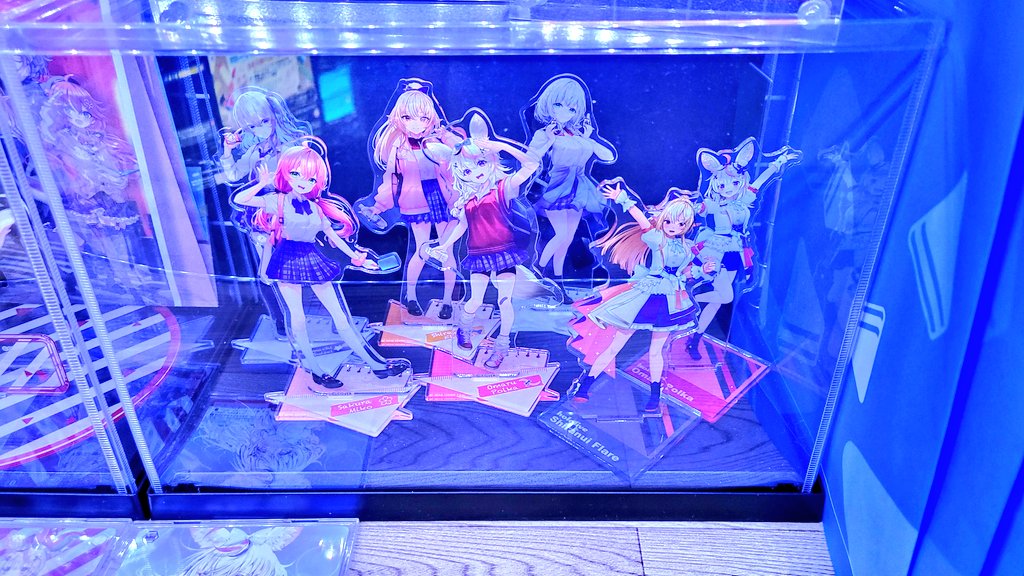 muromi_VT's tweet photo. ディスプレイエリア1（PC横）の再整備も完了。そろそろ容量的にも限界近いので大きいケースに買い替えたいわね…… ホロマートのと壁掛けの分は廊下に移植、こちらも場所がなくなりつつ… https://t.co/j2qQbl3jdZ