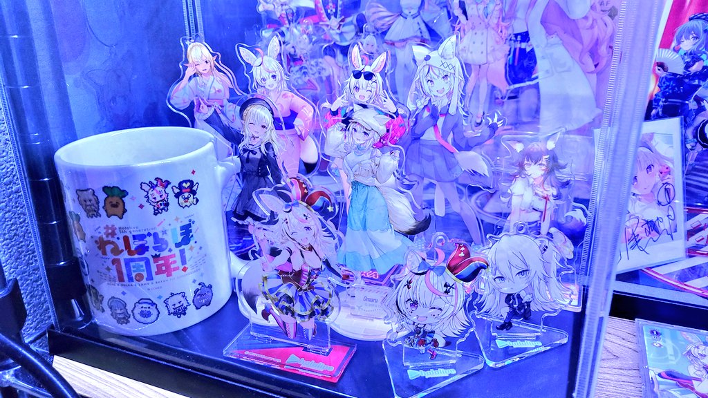 muromi_VT's tweet photo. ディスプレイエリア1（PC横）の再整備も完了。そろそろ容量的にも限界近いので大きいケースに買い替えたいわね…… ホロマートのと壁掛けの分は廊下に移植、こちらも場所がなくなりつつ… https://t.co/j2qQbl3jdZ