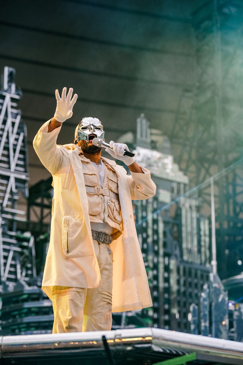 StadeFrance's tweet photo. Abel et ses danseurs enflamment le Stade de France !🪩 🎭

#TheWeeknd #TheWeekndParis #StadedeFrance @theweeknd https://t.co/ggk7dpAc9i