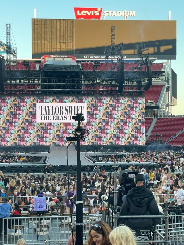 bettysno1fan's tweet photo. TONIGHTS SHOW IS BEING RECORDED??? https://t.co/F3SjVY6nTW