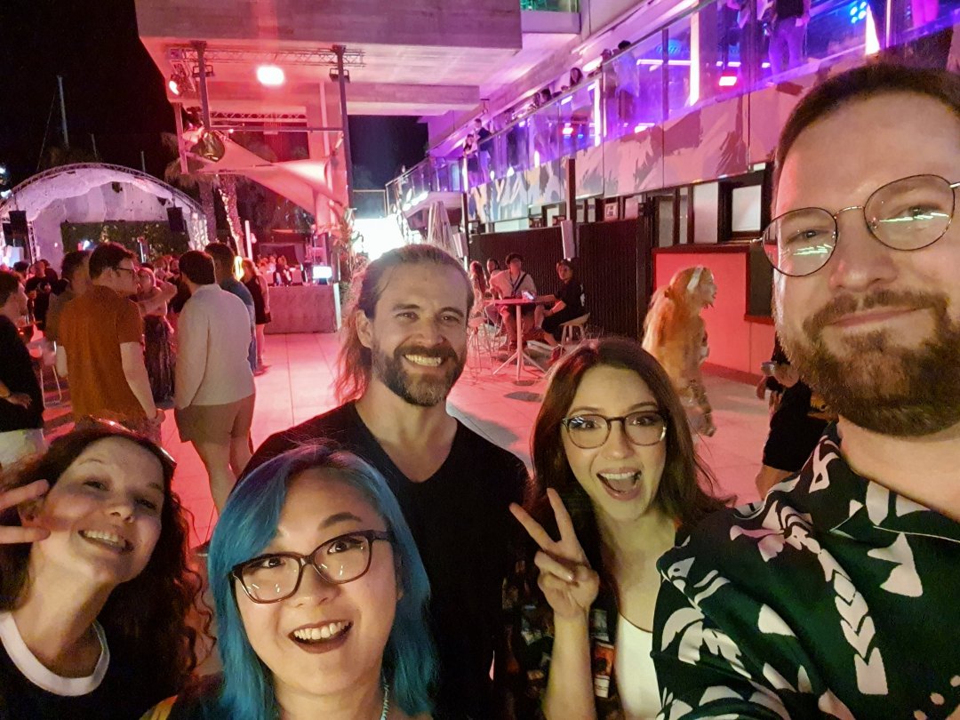 TheDominatorMTG's tweet photo. All of the content creators have been so lovely and generous with their time. Cheeky Selfie while waiting for DJ Frodo #MCBarcelona #gobeachclub #elijahwood #frodo https://t.co/wDoqFmmiqW