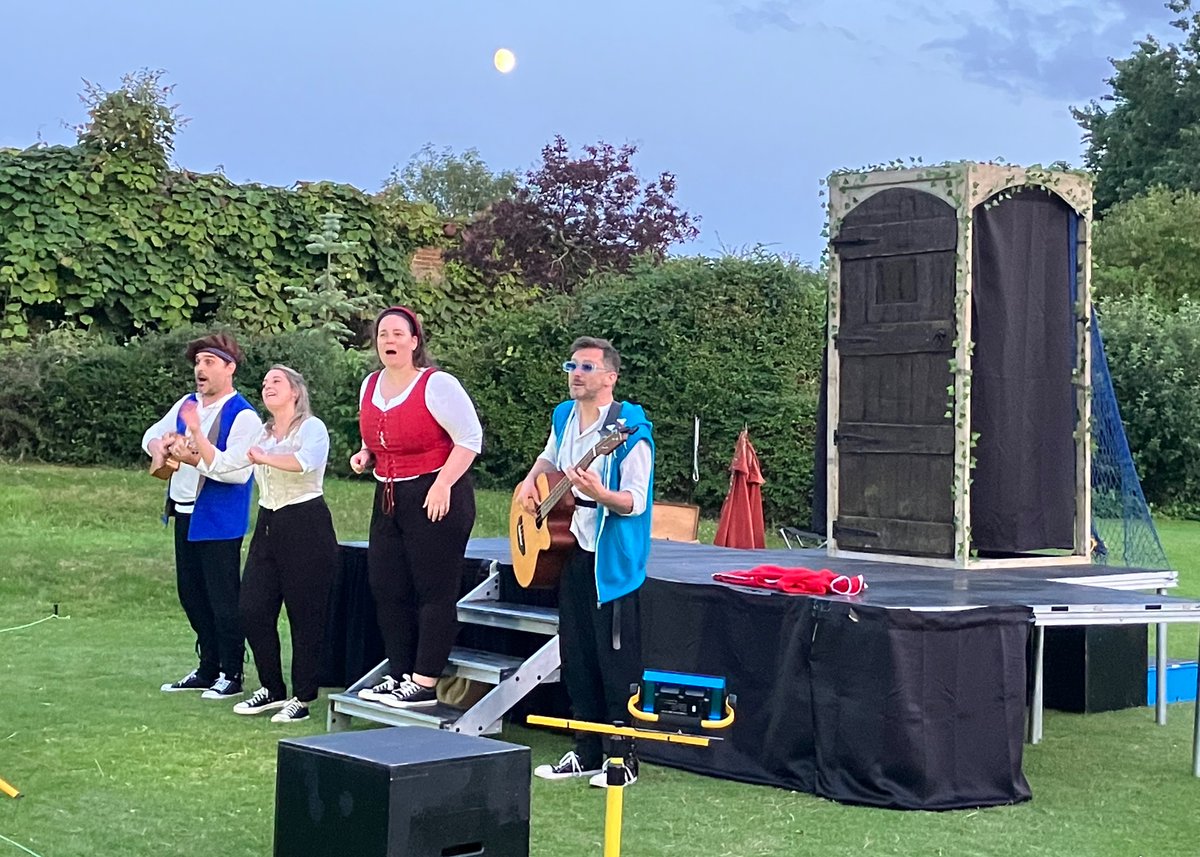 A beautiful moon over the finale of this evening’s <a href="/ThePantaloons/">The Pantaloons</a> Comedy of Errors at Shenley Park…
