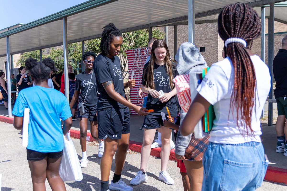 Bearkats_WBB's tweet photo. Thank you to @robhipp , Rays of Hope, and Huntsville High School for allowing us to help put smiles on others' faces! #EatEmUpKats #WinTheDay #NoLimitsOnUs https://t.co/nAsbqLAkmi