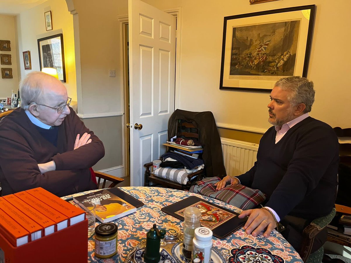 IvanDuque's tweet photo. Malcolm Deas, fuera de ser un gran historiador colombo - británico, era mi amigo a quien con frecuencia visitaba en su casa, en Oxford. 

En las interminables tertulias hablábamos de historia, politica, actualidad nacional y nunca dejaba de sorprenderme su conocimiento por nuestro país. 

La muerte de Malcolm representa una gran pérdida que me duele. Te vamos a extrañar, querido Malcolm.