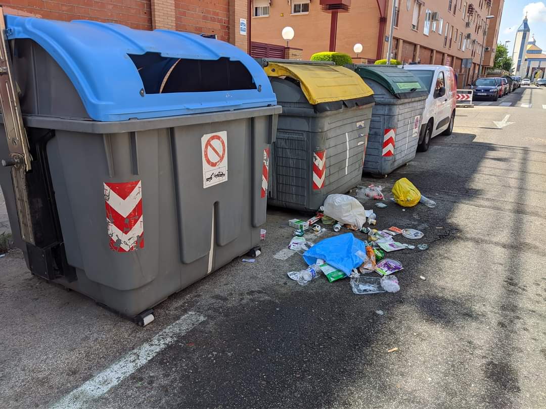 Agallardo82's tweet photo. @Ayto_Valdemoro @David_Conde_R Hola
Quiero poner en vuestro conocimiento,que estos contenedores están a 4/5 metros de mi vivienda que es unifamiliar,en calle Neptuno,no podemos abrir ventanas,se meten olores y hasta cucarachas. Es insalubre vivir así.
¿Alguna solución? Gracias https://t.co/tQCfi8pGnT