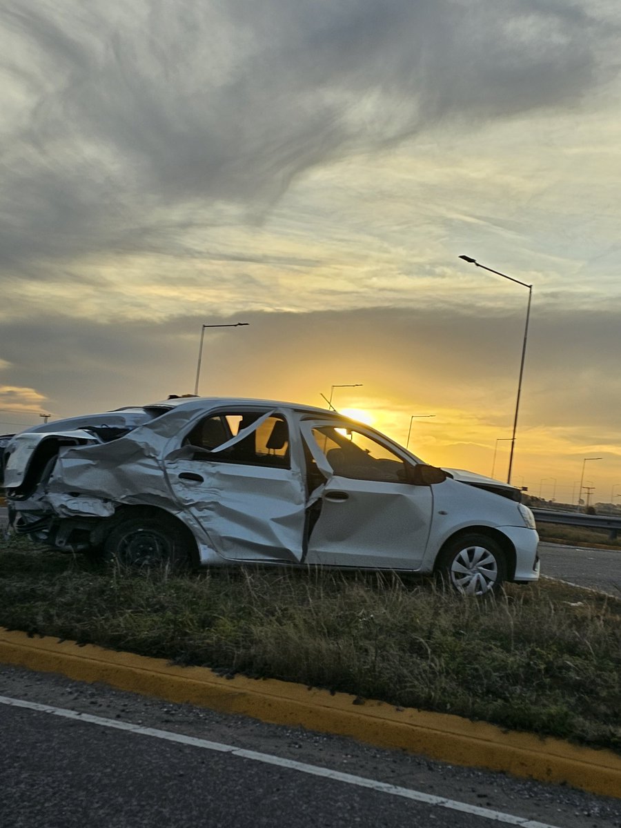 javiobok's tweet photo. @EduardoOyolaOk sabes que paso que hay un auto chocado donde esta la bajada de autopista en calle las colonias? https://t.co/jIDcWTjIkm