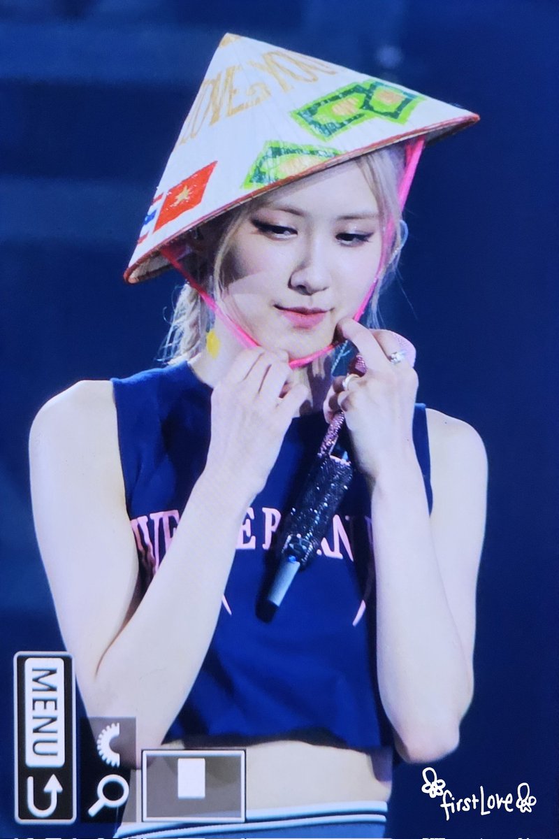 firstlove_rose's tweet photo. 230729 BORN PINK IN HANOI

귀엽다 채영아..  🥹🥹

#블랙핑크 #로제
#BLACKPINK #ROSÉ
@BLACKPINK https://t.co/VNOyCoeMNx