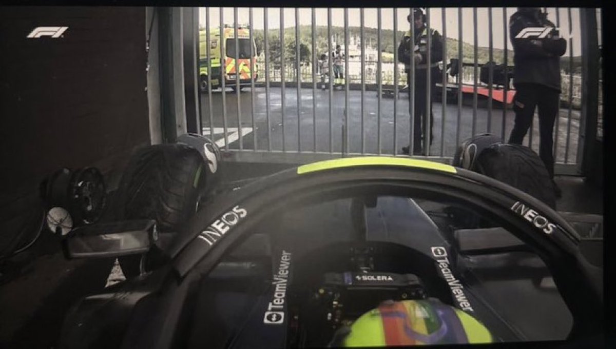 TearOffFR's tweet photo. Très énervé après sa pénalité Lewis Hamilton a décidé de quitter directement après le drapeau à damier au volant de sa W14 🙃

#F1 #BelgianGP https://t.co/AXdrghqz3e