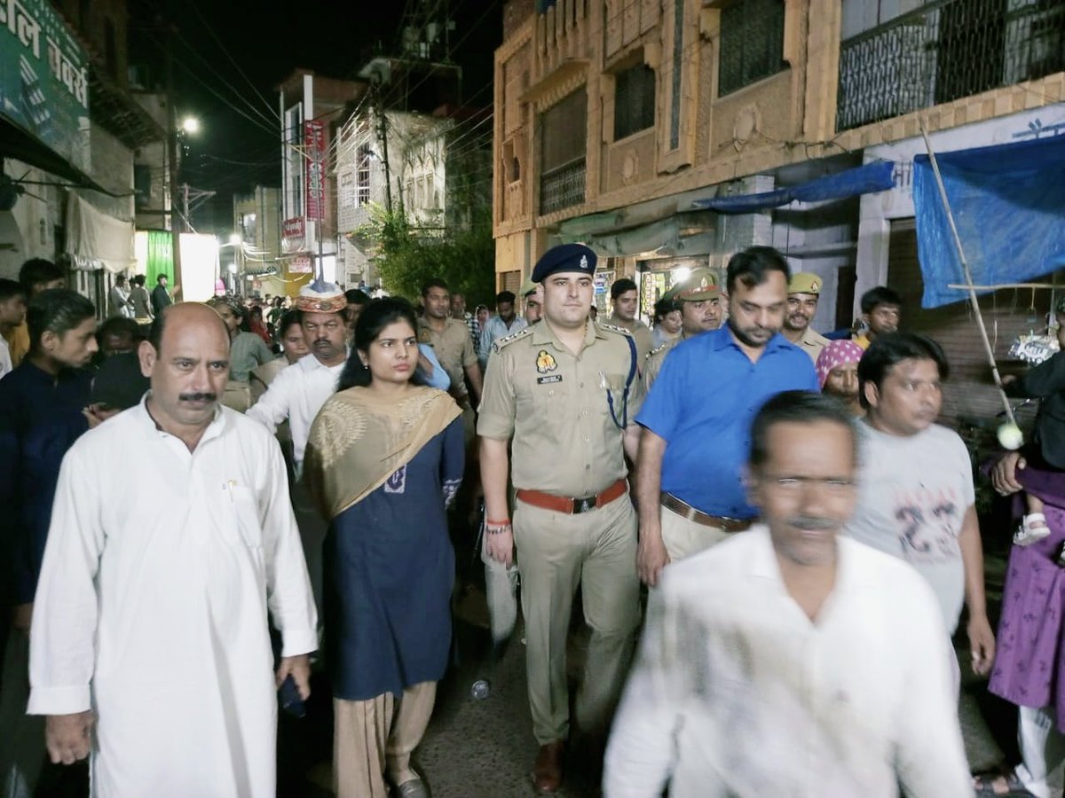डीएम महोदय  एटा के निर्देश पर एसडीएम सदर सुश्री भावना व सीओ सिटी श्री विक्रांत द्विवेदी ने मोहर्रम के ताजिया के दृष्टिगत कानून एवं शान्ति व्यवस्था बनाये रखने हेतु पटियाली गेट,मुख्य बाजारों, चौराहों पर पैदल मार्च किया।<a href="/dm_etah/">DM Etah</a>