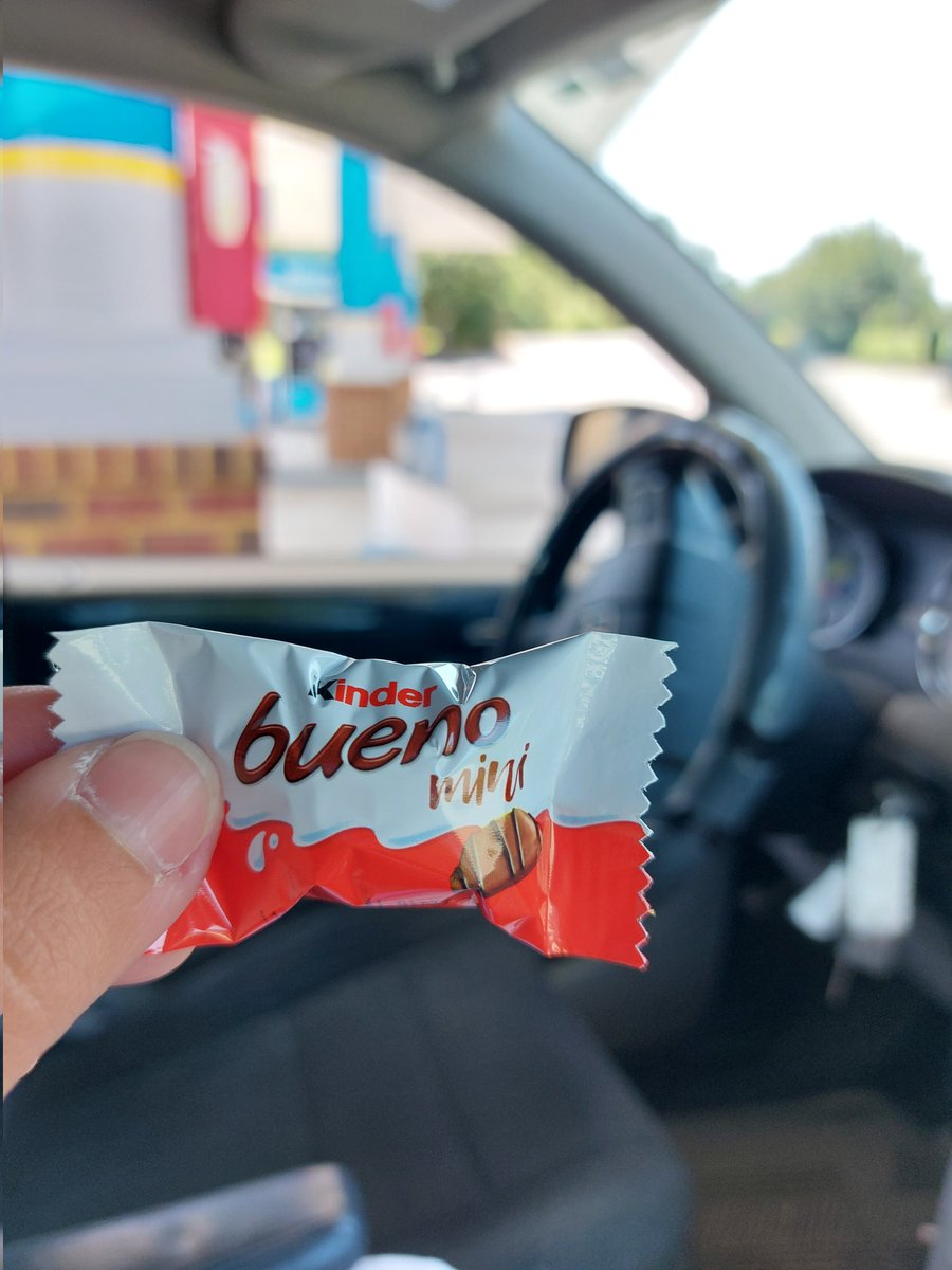 ellietara's tweet photo. Fueling up and stocked on Kinder Buenos for our road trip!
@KinderBuenoUS 
#savoryoursummerselfiecontest https://t.co/RrpIXEAaTt