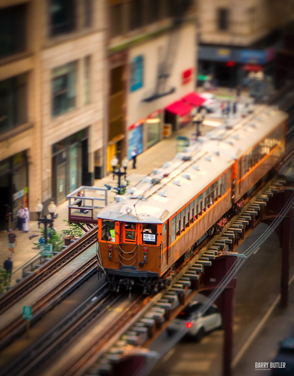barrybutler9's tweet photo. The CTA for a few hours today have trains from the 60's/early 70's traveling thru downtown.  The 4000-series from the CTA Heritage Fleet on Wabash this morning. #news #chicago https://t.co/aJxhcxv21q