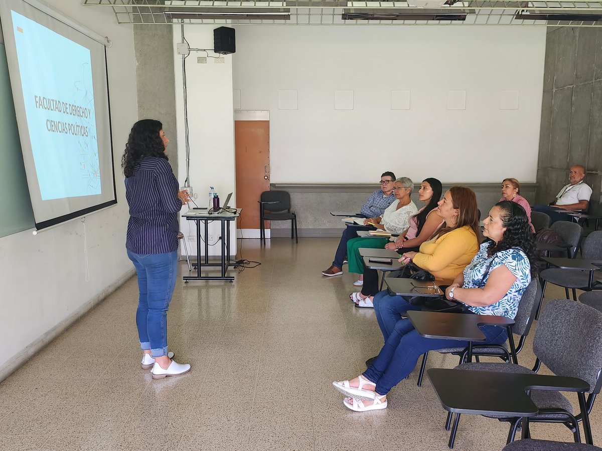 derechousb's tweet photo. Hoy nos reunimos con las familias de los/as  nuevos/as estudiantes. 
 👏🏻 https://t.co/xgLTcRTxZ4