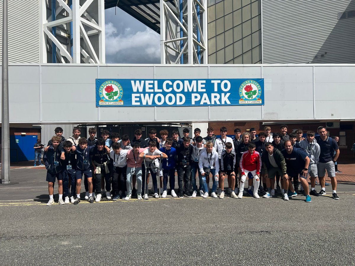 Viendo el partido Blackburn Rovers-Girona.
Foto con los misters Michel y Jon Dahl Tomasson.
Buen partido con victoria 2-3 del Girona.
Otra gran experiencia con <a href="/EnManchester/">Academia Manchester</a> 🔝