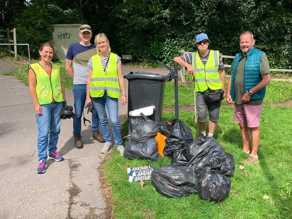 Great to spend the morning litter picking and weeding in our lovely community!  Sadly though my back is reminding me that I’m getting old. Thanks to residents who helped (sone had left before we got the pic)