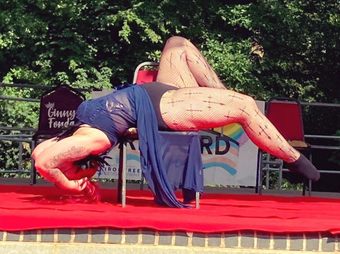 94Gameover's tweet image. Centre stage Vs back stage 😂