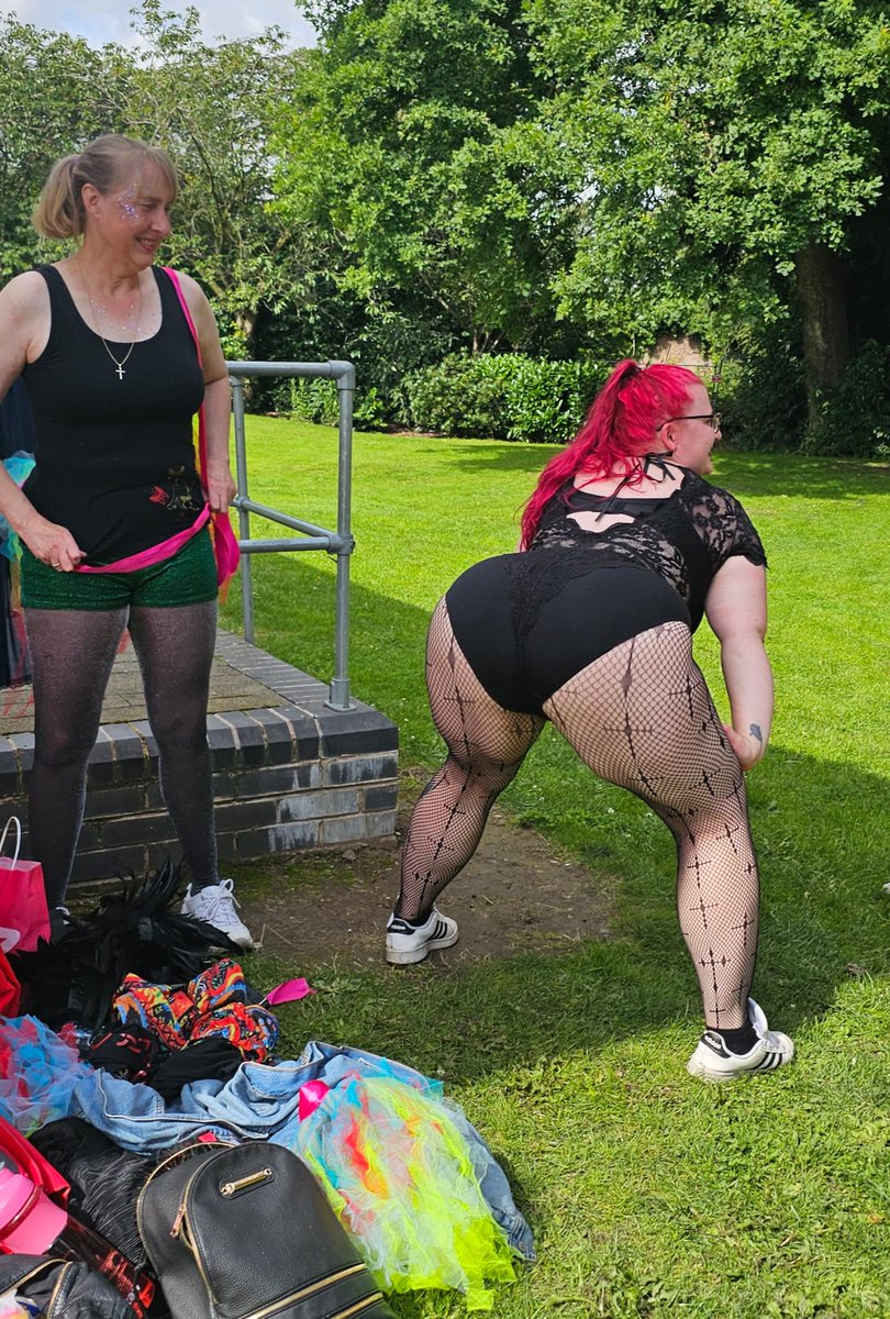 94Gameover's tweet image. Centre stage Vs back stage 😂