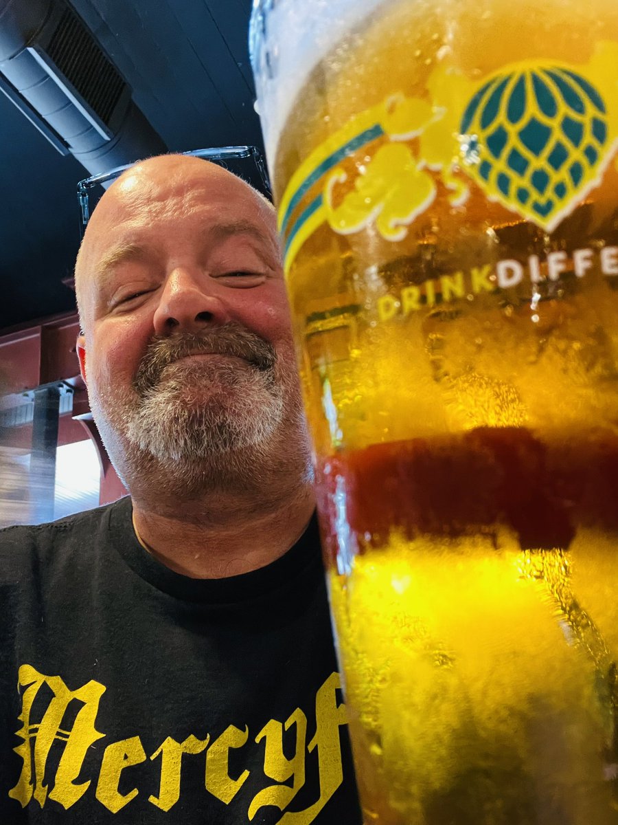 SudduthPhillip's tweet photo. Cheers from whatever Irish Pub this is that I’m at. Having a VERY local @Printersbeer Cyan, and it’s delicious and refreshing (and 7.0%). #beer #CraftBeer #DrinkLocal https://t.co/mvqP8daKBJ