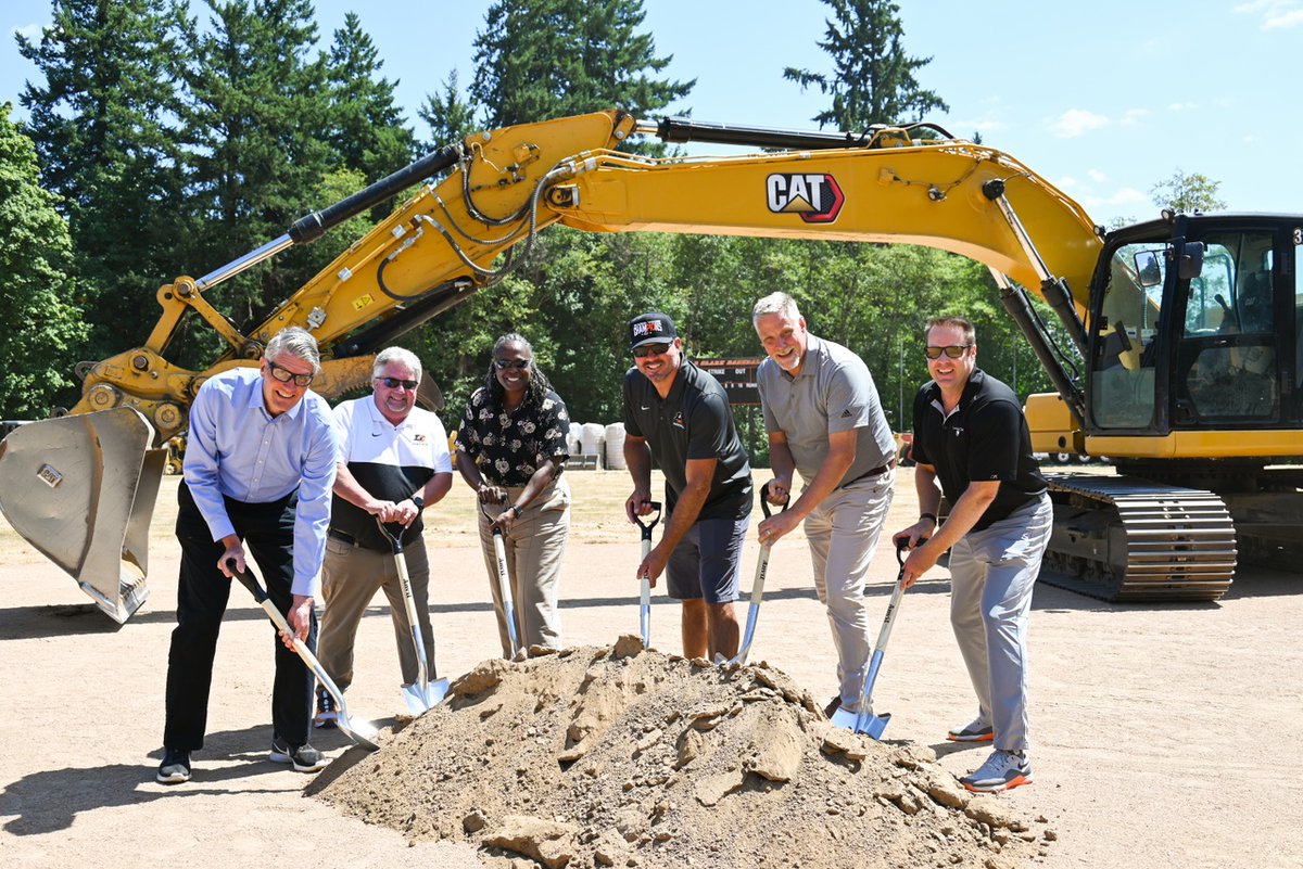 Lewis & Clark College tweet media