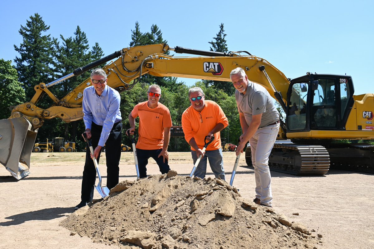 Lewis & Clark College tweet media