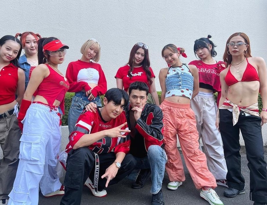 WORLDMUSICAWARD's tweet photo. #EXO's #Sehun &amp; #Chanyeol look so hawt at #WaterbombTokyo2023 posing up a storm together and with their dancers! 👏📸👨‍🎤👨‍🎤🔥👑👑❤️‍🔥 https://t.co/OGAs7ty5o3
